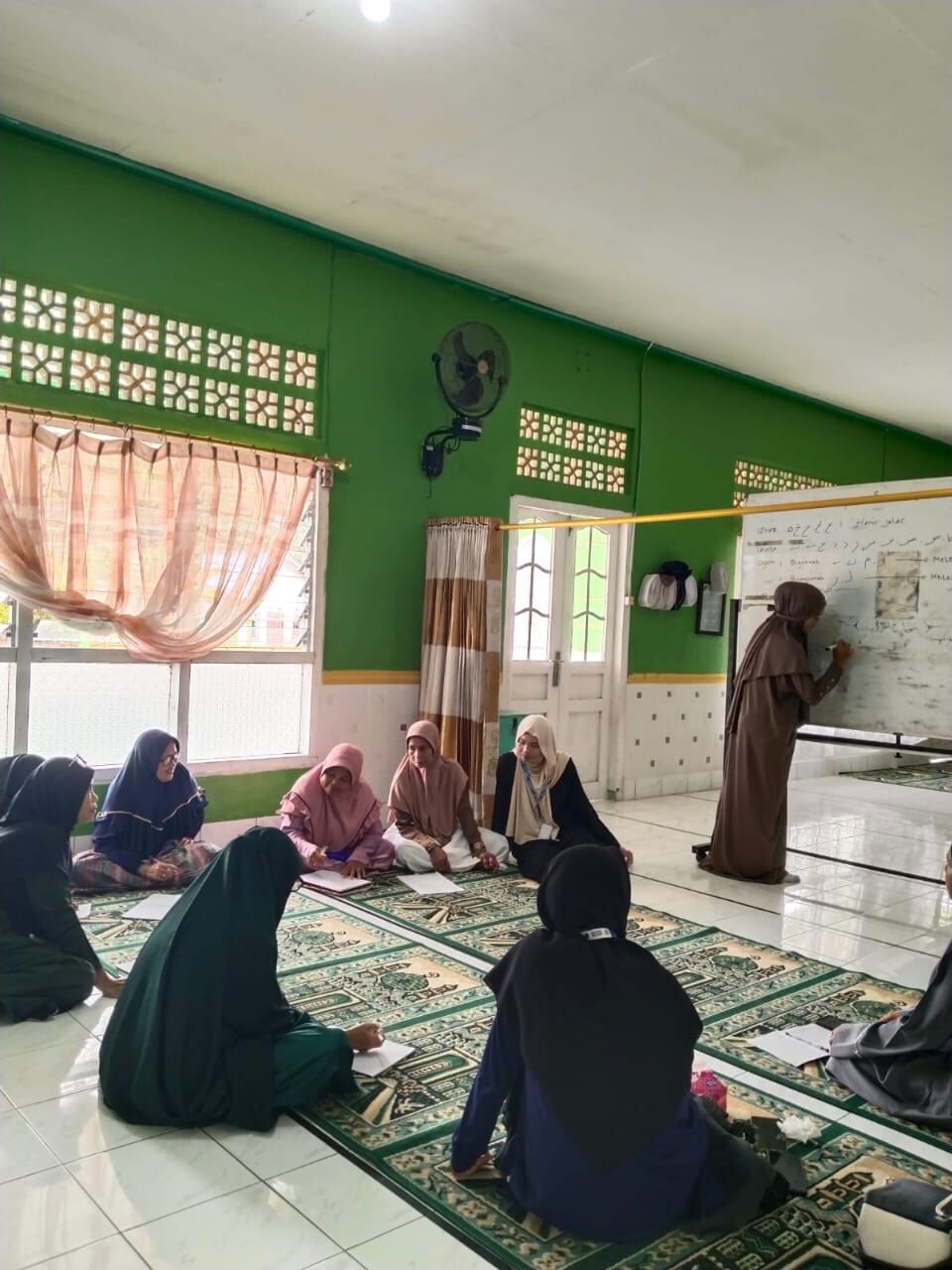 Kolaborasi dengan Majelis Taklim dan Perpustakaan Setempat, Mahasiswa Pendidikan Bahasa Arab Laksanakan Program Pembelajaran Bahasa Arab di Belitung Timur