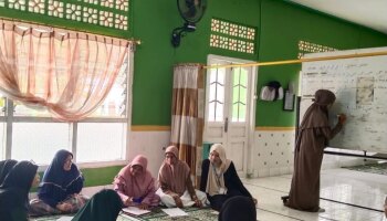 Kolaborasi dengan Majelis Taklim dan Perpustakaan Setempat, Mahasiswa Pendidikan Bahasa Arab Laksanakan Program Pembelajaran Bahasa Arab di Belitung Timur